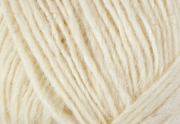 A close up photo of white Istex Lettlopi yarn