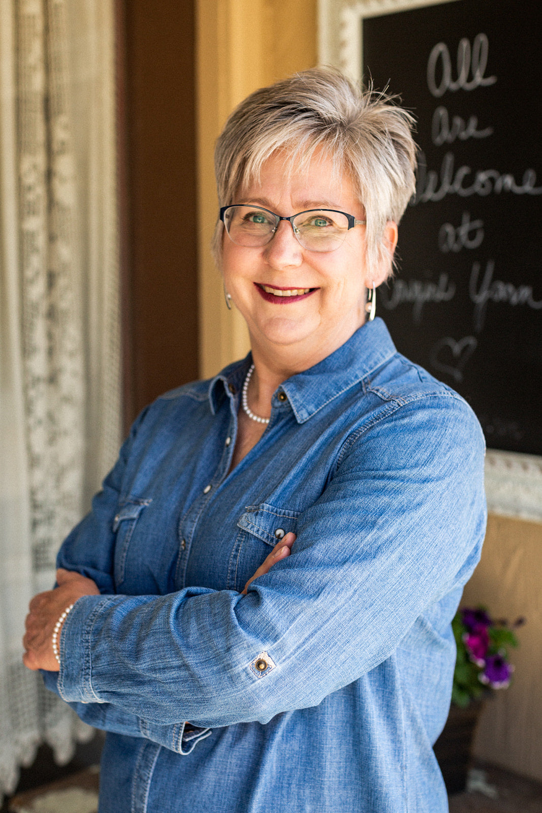 Photo of Lori Kirk outside of Cowgirl Yarn