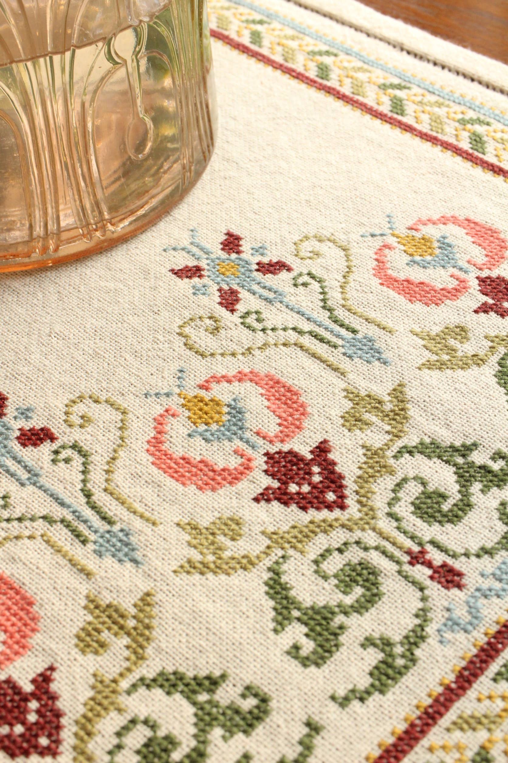 Avlea Folk Embroidery - Arcadian Peony cross stitch kit