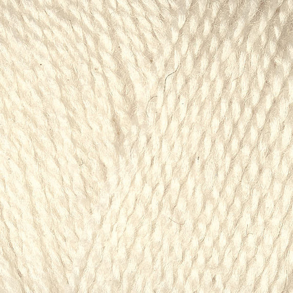up close skein of lanas light yarn color white