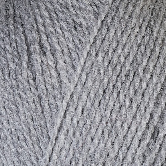 up close skein of lanas light yarn color grey