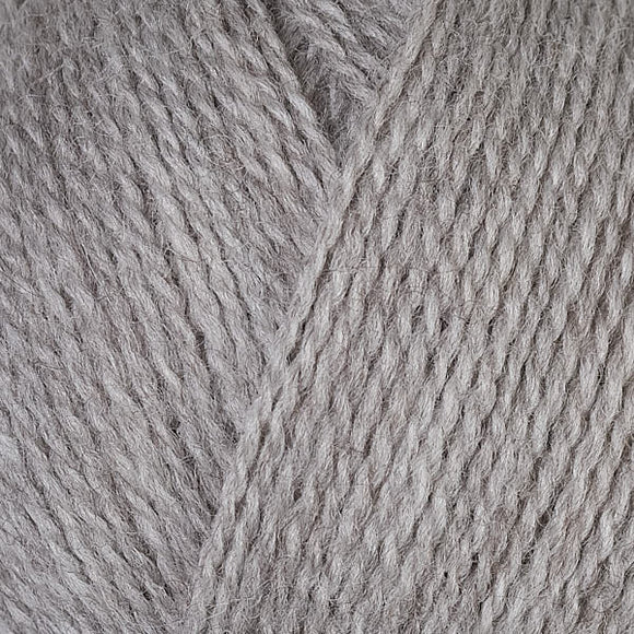 up close skein of lanas light yarn color grey
