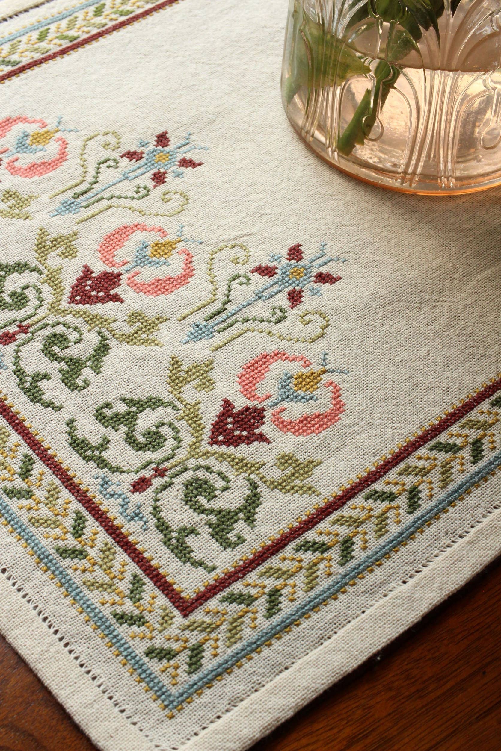 Avlea Folk Embroidery - Arcadian Peony cross stitch kit
