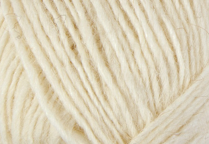 A close up photo of white Istex Lettlopi yarn
