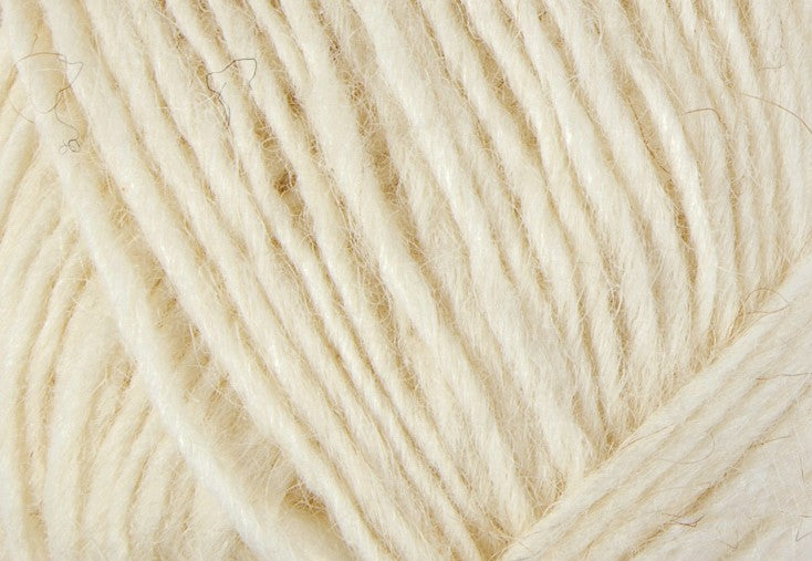 A close up photo of white Istex Lettlopi yarn