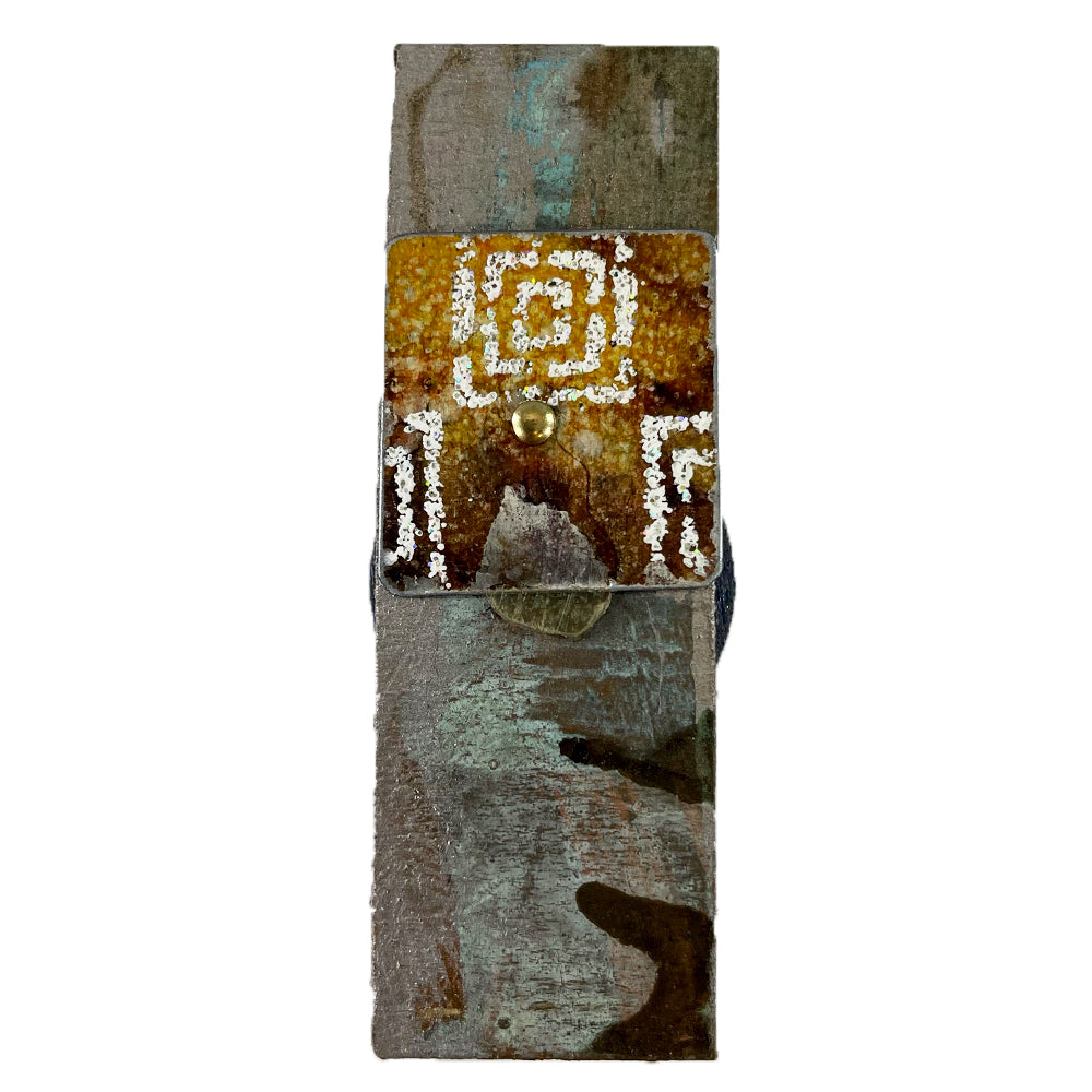 A rectangle shawl pin