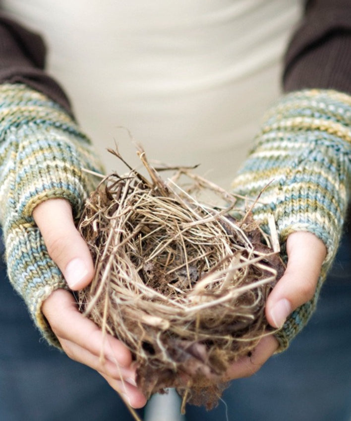 Woman wearing fingerless mitts